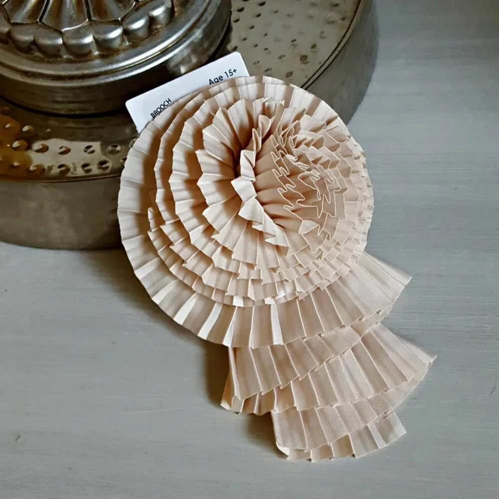 NEW! ROMANTIC Pleated STATEMENT FLORAL BROOCH - Picture 3 of 4